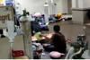 Video Viral, Puluhan Pasien Dirawat di Parkiran Rumah Sakit