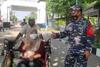 Bayi Laki-Laki Dibuang Orangtuanya di Pinggir Jalan Raya Ragunan