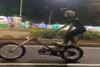 Viral! Pemotor Freestyle di Kuningan Berakrobat sambil Acungkan Jari Tengah