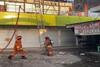 Puluhan Pengunjung Kafe Panik, Tak Berkutik saat Diswab