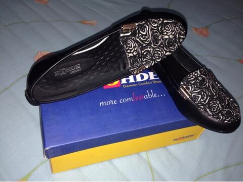 terjual rohde flat shoes hitam motif floral elegan kulit terjual rohde flat shoes hitam motif floral elegan kulit