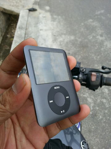 apple ipod nano 3rd gen 8GB wolfson black batangan seadanya.