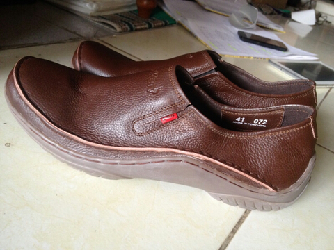 terjual gudang sepatu ready stock kickers slop kulit terjual gudang sepatu ready stock kickers slop kulit