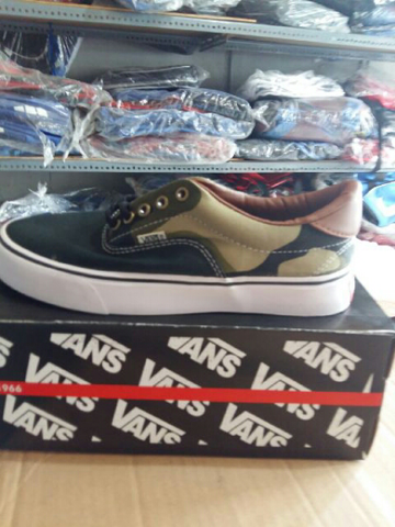 vans authentic army