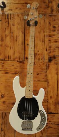 gitar bass musicman