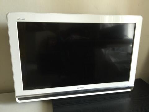 TV LCD Sharp Aquos 32inch frame putih