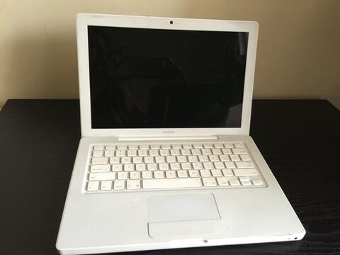 Apple MacBook Unibody A1181 13Inch (White-09)