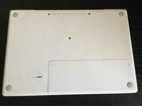Apple MacBook Unibody A1181 13Inch (White-09)