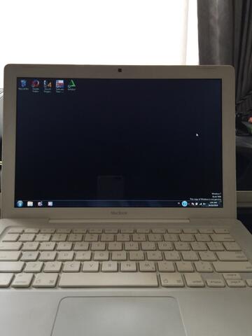 Apple MacBook Unibody A1181 13Inch (White-09)
