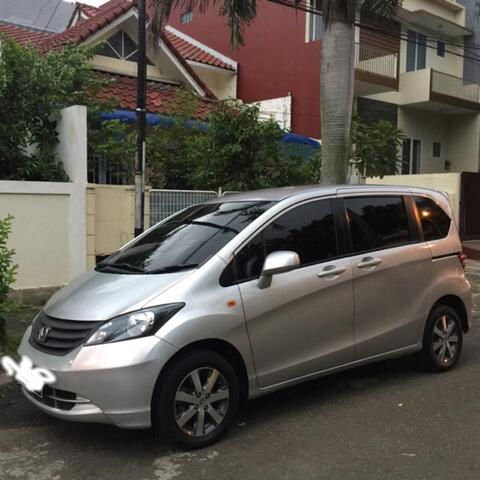Honda Freed 2010 Silver A/T Murah Banget.