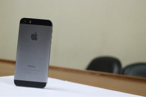 Iphone 5s ( bukan samsung, asus, bisa pokemon, apple)