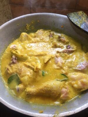 Terjual Ayam Ungkep Bumbu Kuning Dan Sambal Terasi Goreng Mamandut Di Manado