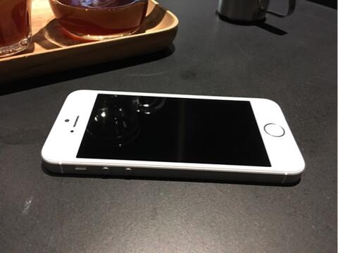 iPhone SE 16gb Silver, Baru 3 bulan, Garansi Resmi Apple, MINT Condition, LIKE NEW.