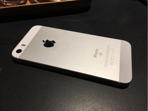 iPhone SE 16gb Silver, Baru 3 bulan, Garansi Resmi Apple, MINT Condition, LIKE NEW.
