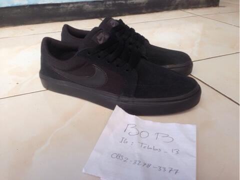 Nike SB Satire (Skateboarding Shoes)