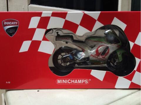 Sepaket Minichamps Motogp 1/12 (Marco Simoncelli & Ducati Loris Capirossi)