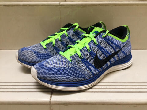 Terjual nike flyknit lunar one 
