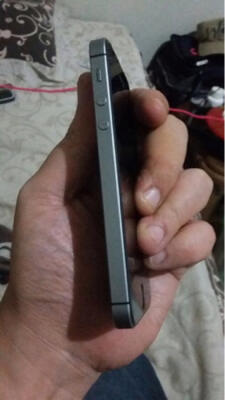 iPhone SE 128GB Space Gray Garansi Resmi Apple 11 Bulan Lebih Like New!!!