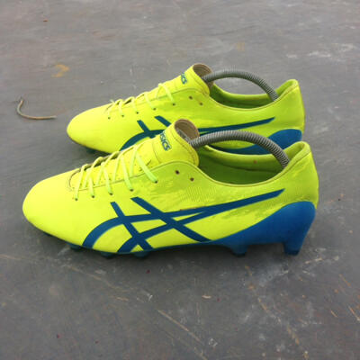 sepatu bola asics ds light