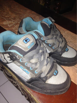 sepatu globe tilt