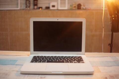 Macbook White Unibody 2010 fullset resmi Indo murah Bandung