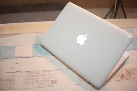 Macbook White Unibody 2010 fullset resmi Indo murah Bandung