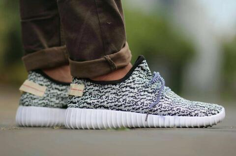SEPATU ADIDAS YEZZY FOR MAN AND WOMEN SIZE 38-44