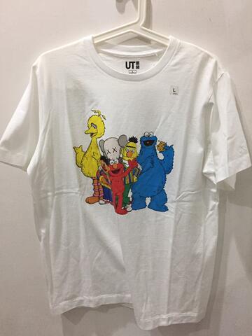 harga kaos kaws uniqlo