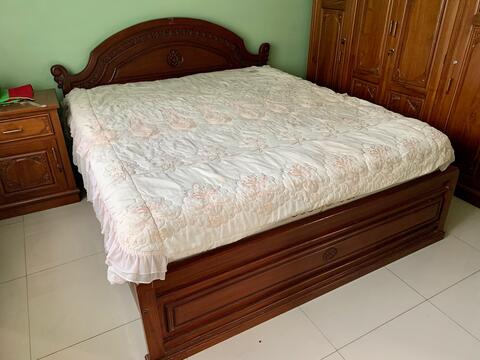 Tempat Tidur Kayu Jati Solid Asli