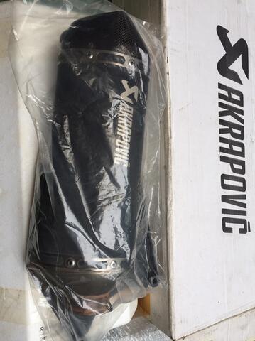 knalpot Akrapovic Original Carbon Head untuk Vespa Sprint Primavera