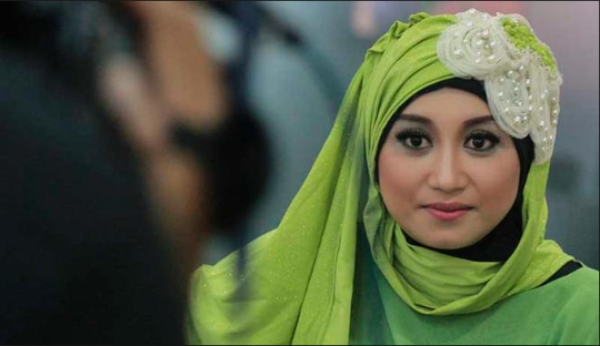 3 Lembaran 'Hidup Baru' Istri Fathanah: Isu Foto Bugil Hingga Banjir Job
