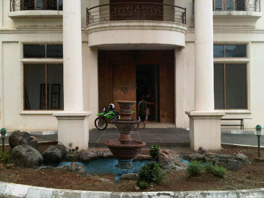 RUMAH MEWAH, PULOGEBANG-CAKUNG, SANGAT STRATEGIS, FULL JATI FURNISHED.