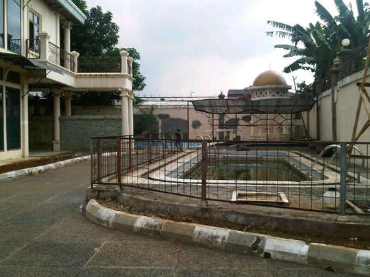 RUMAH MEWAH, PULOGEBANG-CAKUNG, SANGAT STRATEGIS, FULL JATI FURNISHED.