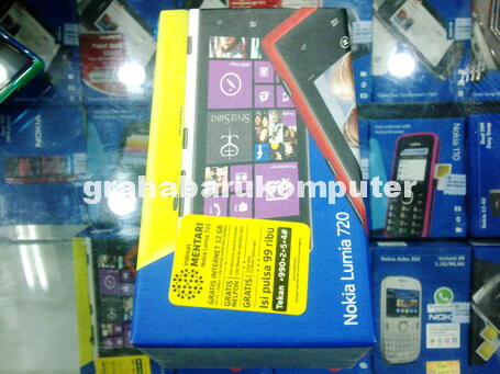 SOLO - BNIB Windows 8 Smartphone Nokia Lumia 720 Merah / Putih Garansi Resmi