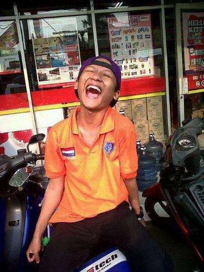 Bingung ber ekspresi saat di foto, jadi begini ujung-ujungnya Hi..Hi..Hi