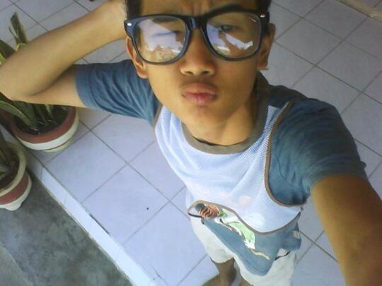 Bingung ber ekspresi saat di foto, jadi begini ujung-ujungnya Hi..Hi..Hi