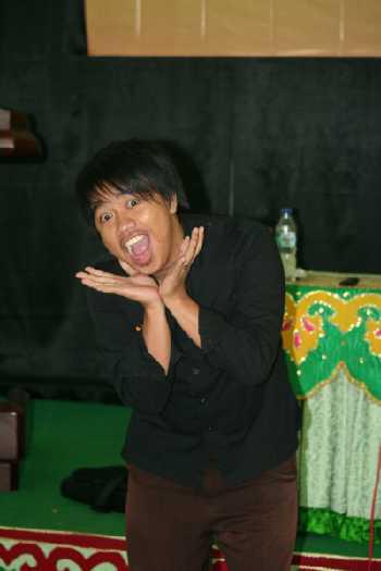 Bingung ber ekspresi saat di foto, jadi begini ujung-ujungnya Hi..Hi..Hi