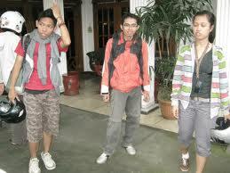 Bingung ber ekspresi saat di foto, jadi begini ujung-ujungnya Hi..Hi..Hi