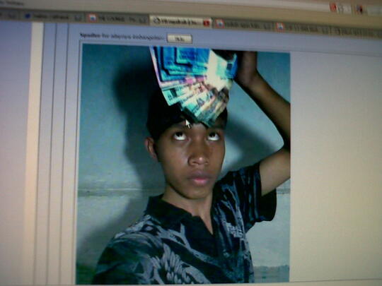 Bingung ber ekspresi saat di foto, jadi begini ujung-ujungnya Hi..Hi..Hi
