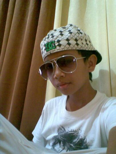 Bingung ber ekspresi saat di foto, jadi begini ujung-ujungnya Hi..Hi..Hi