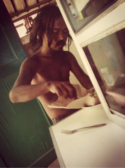 Karna makan siang sama pacar sudah terlalu mainstrim.......