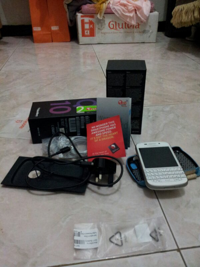 Q10 white maknyussss...garansi berrindo masih panjang... pemakaian 1 bulanan.