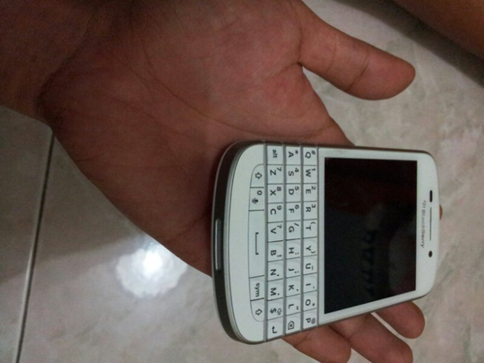 Q10 white maknyussss...garansi berrindo masih panjang... pemakaian 1 bulanan.