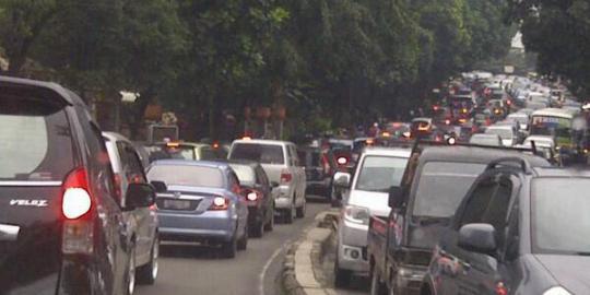 Jakarta diguyur hujan, jalan-jalan Ibu Kota macet