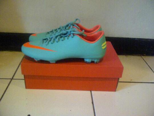 nike mercurial biru