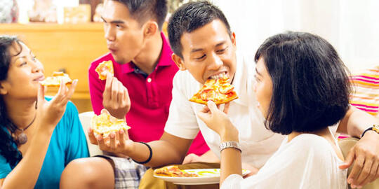 5 Kebiasaan Makan Orang Indonesia Yang Aneh