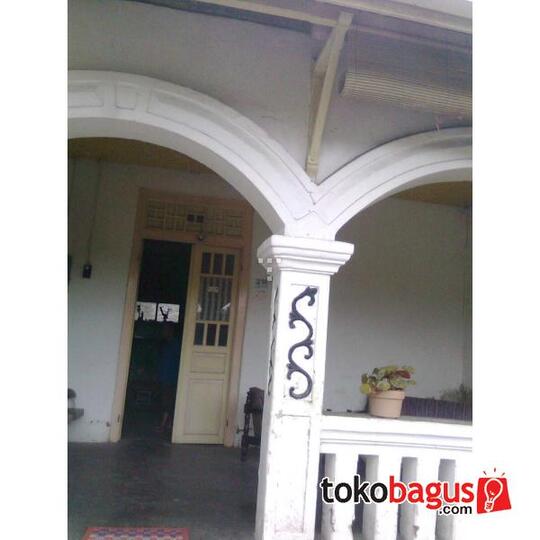 RUMAH ANTIK BANGUNAN BELANDA DI KOTA SALATIGA DEKAT JALAN UTAMA