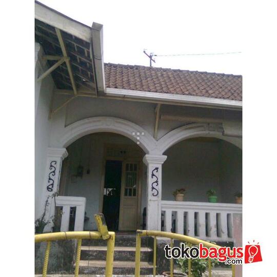 RUMAH ANTIK BANGUNAN BELANDA DI KOTA SALATIGA DEKAT JALAN UTAMA
