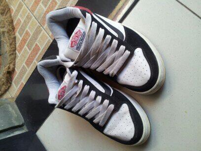 sepatu vans off the top