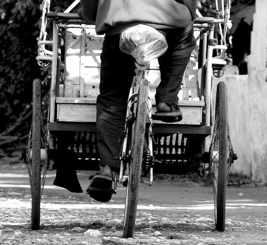 Tukang Becak Paling "Gila" Sedunia...Lebih Mulia Dari Sang Koruptor (Real Story)
